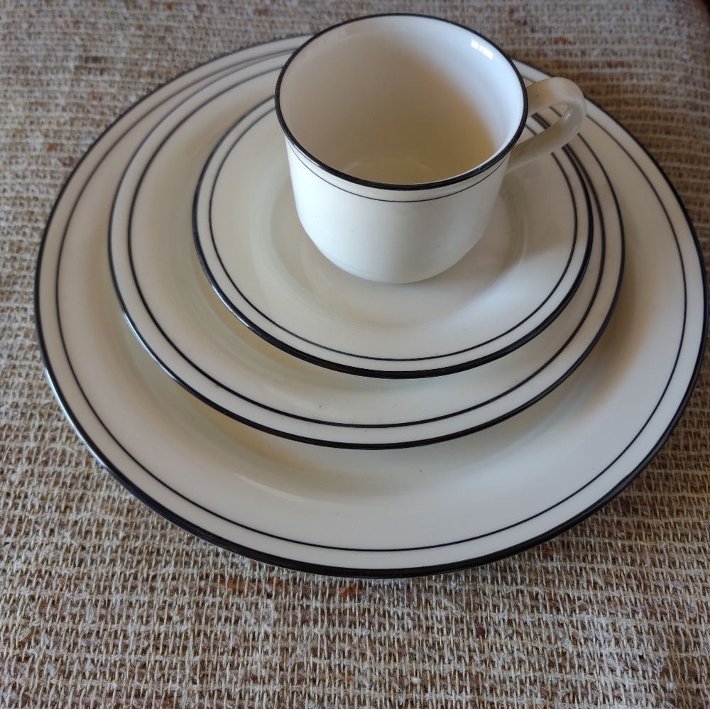 NEW!!! VINTAGE LENOX CHINA- -STONE DINNERWARE 4 PC SET.